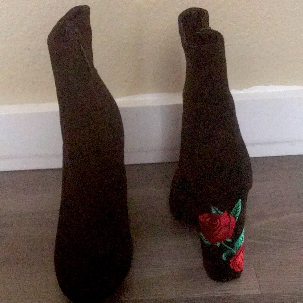 Boot heels size 5 1/2 , just a teenage girl trynna earn some money to save 🙏🏻